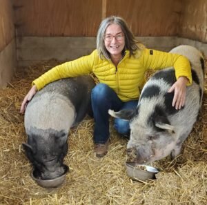 Irene bij haar varkens Rolf en Bertje VET STOER